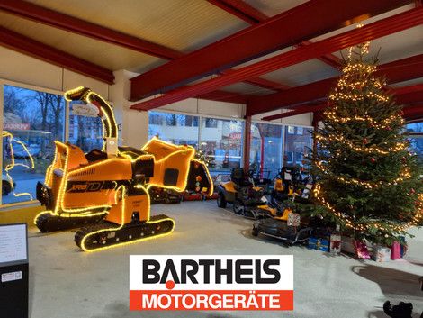 Foto eines weihnachtlich geschmückten Först Raupenhäckslers