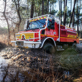Geländegängigkeit, Robustheit und Gerätekompetenz machen den Unimog zum verlässlichen Partner von Feuerwehren weltweit.
